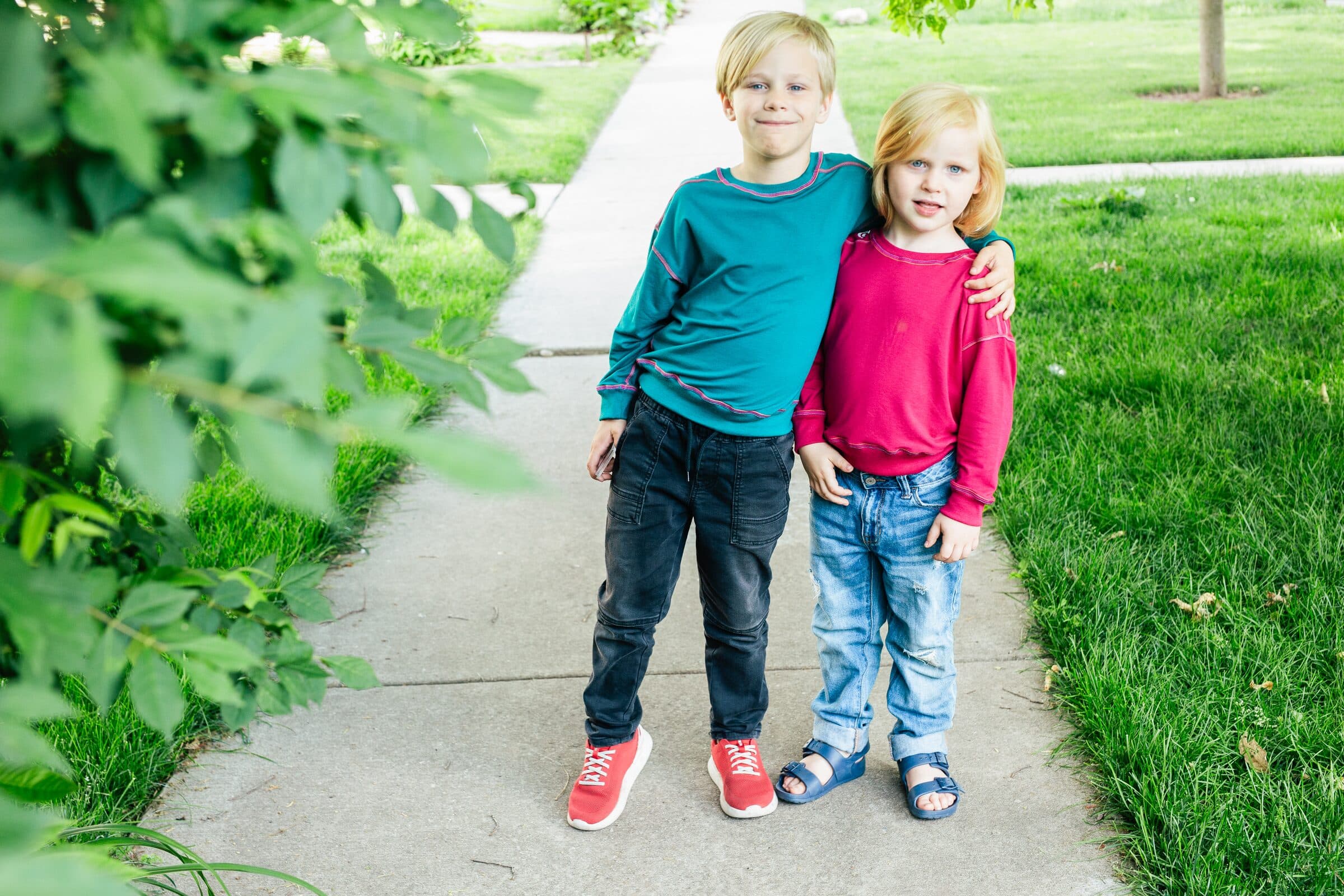 Two children in RightSide shirts in a park illustrating search & organic growth for Los Angeles, California